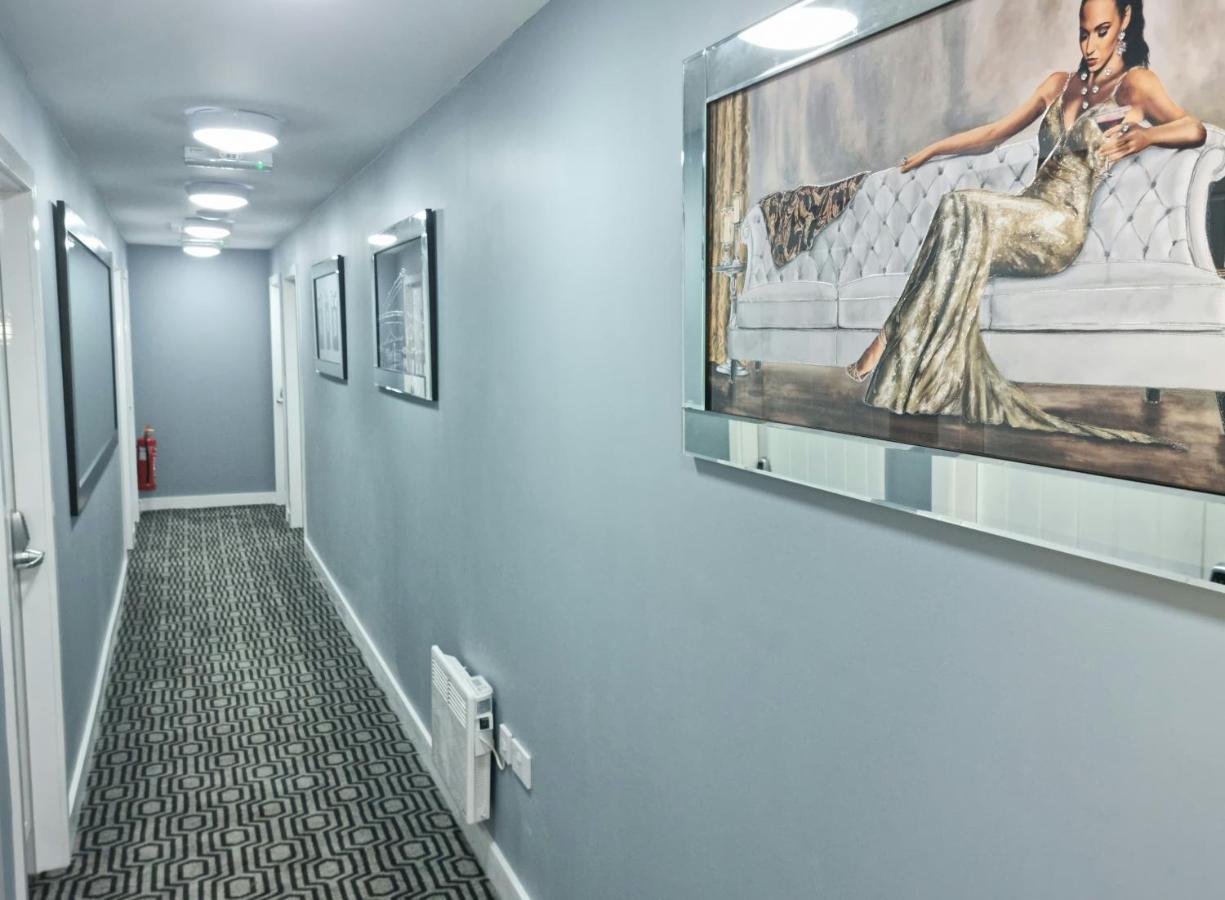 Hotel Frames